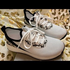 VINCE CAMUTO ARIELINDA SNEAKER